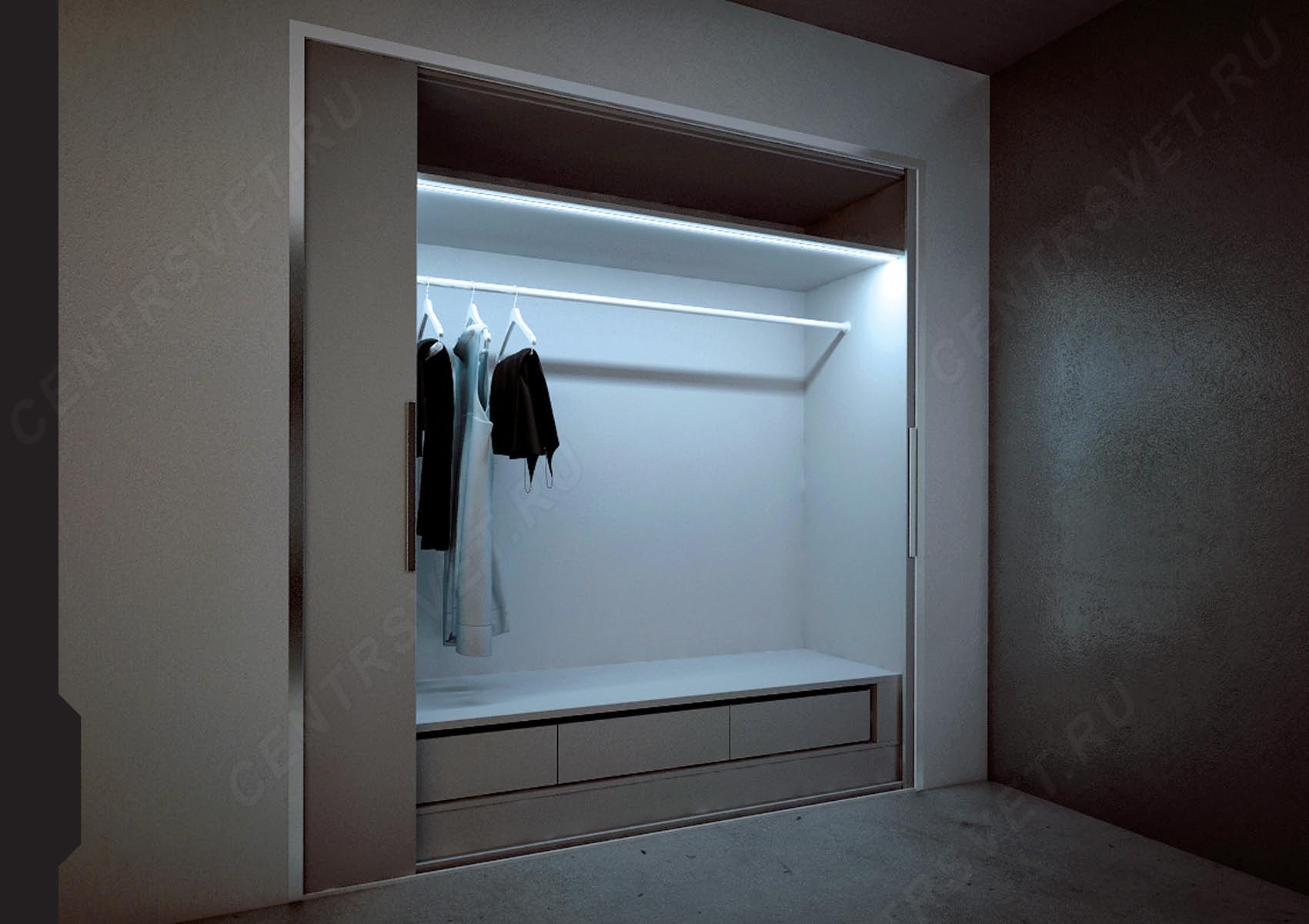 Встроенный шкаф с подсветкой внутри